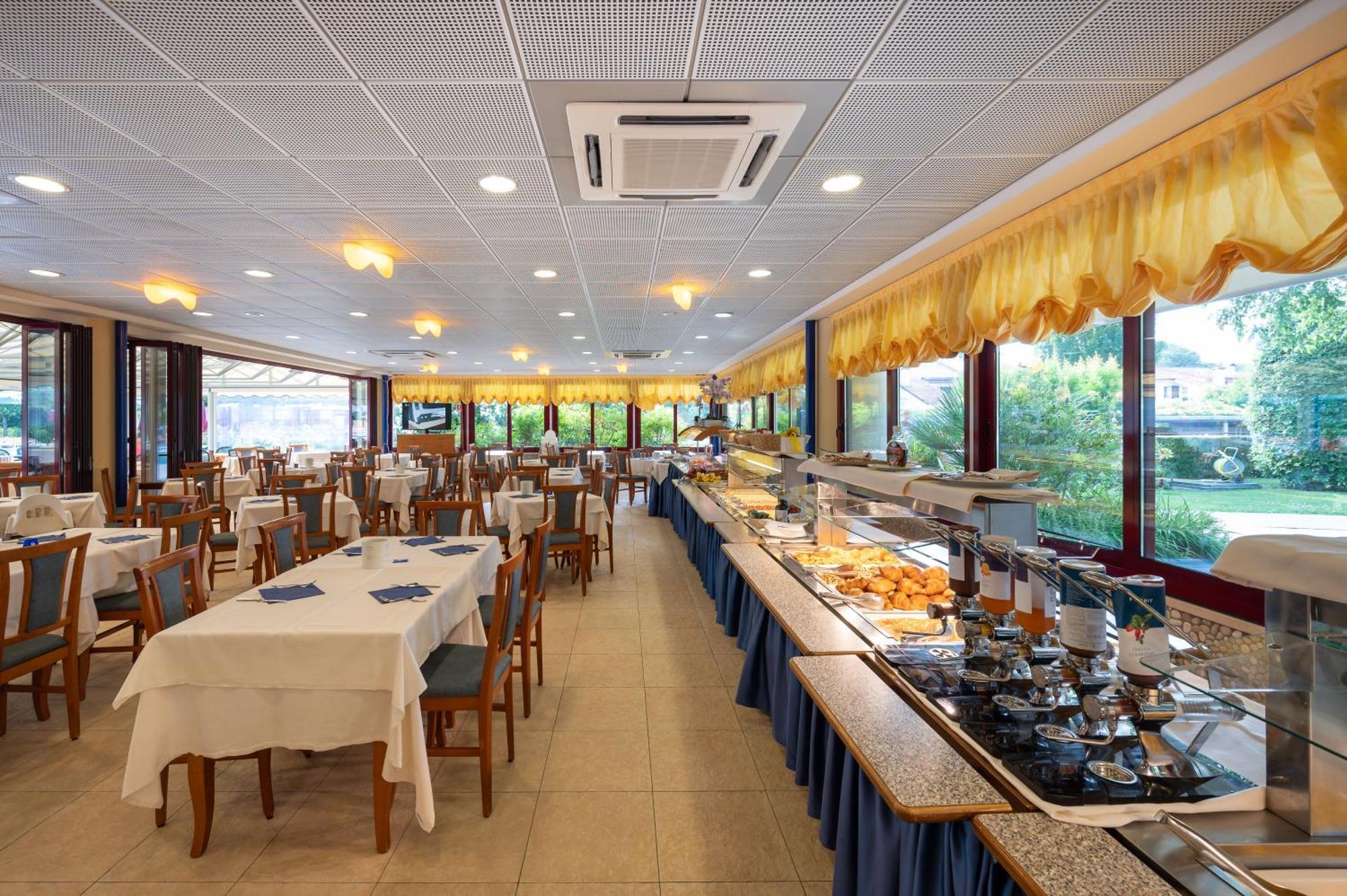 Villaggio Planetarium Resort Bibione Exteriör bild